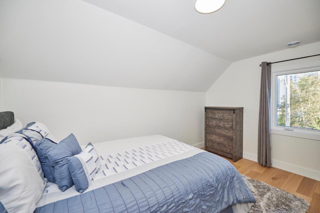 Clifton Hill Luxury Holiday home Niagara Falls